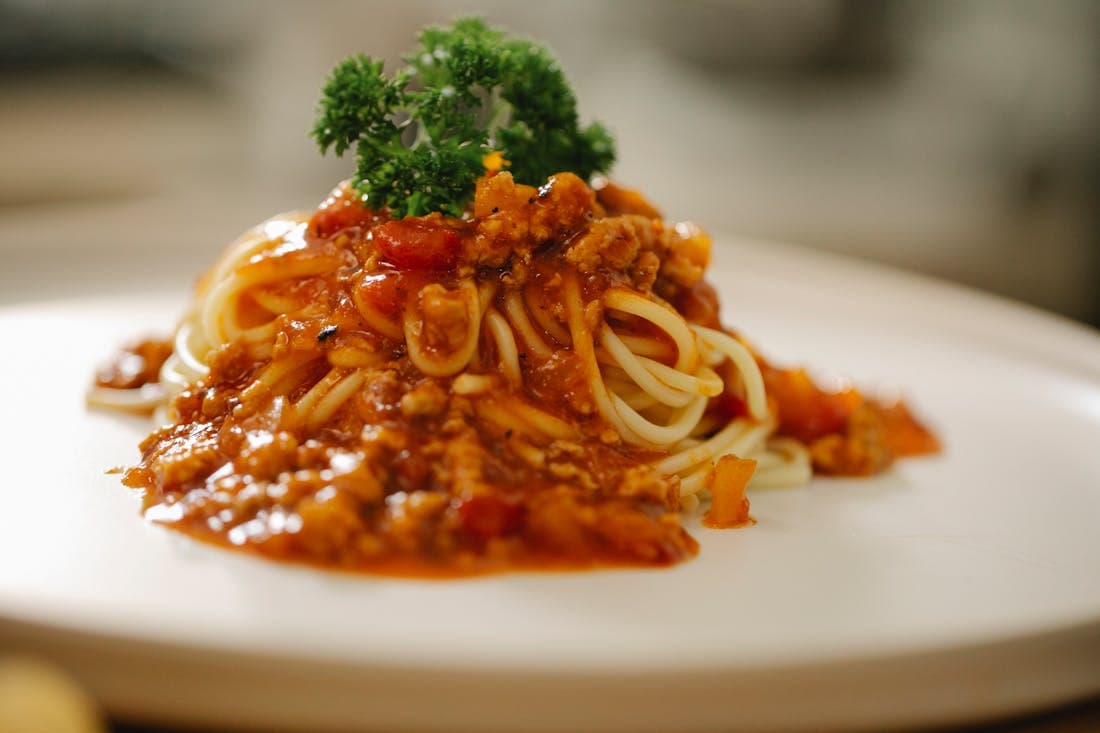 Spaghetti bolognese z natką pietruszki