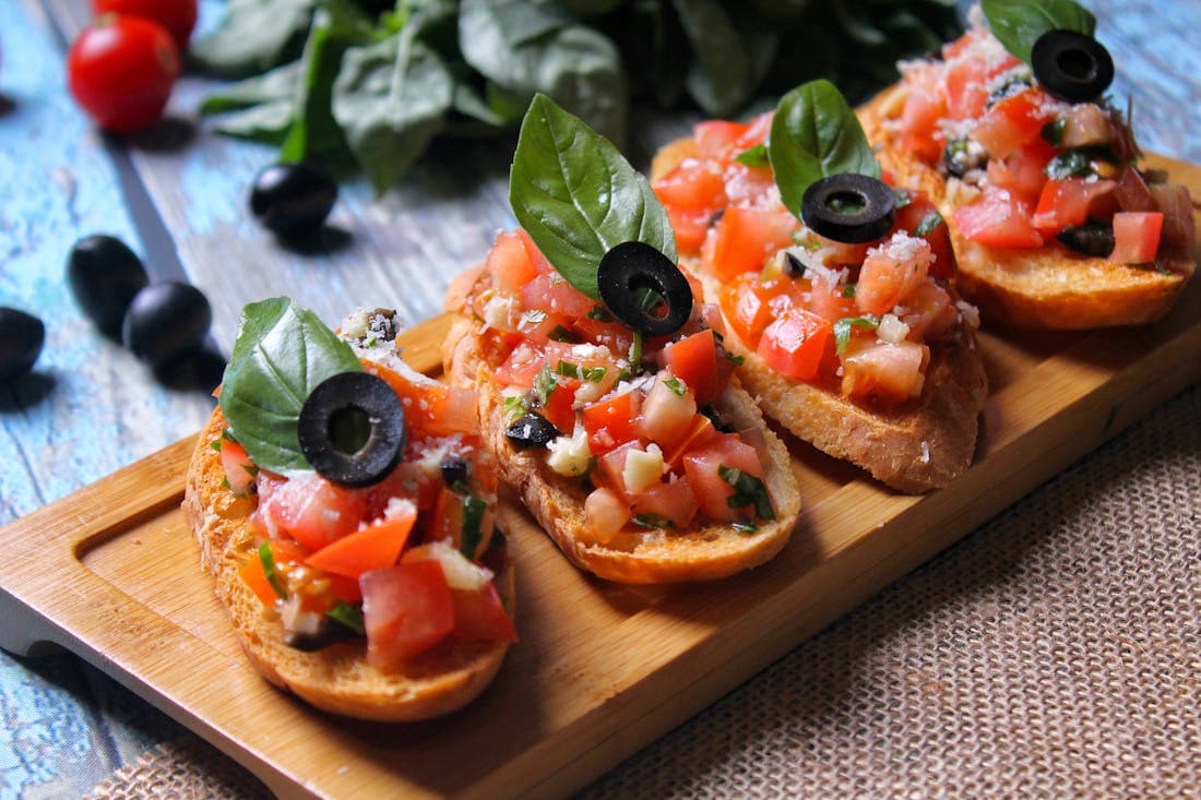 Bruschetta z pomidorami, oliwkami i bazylią