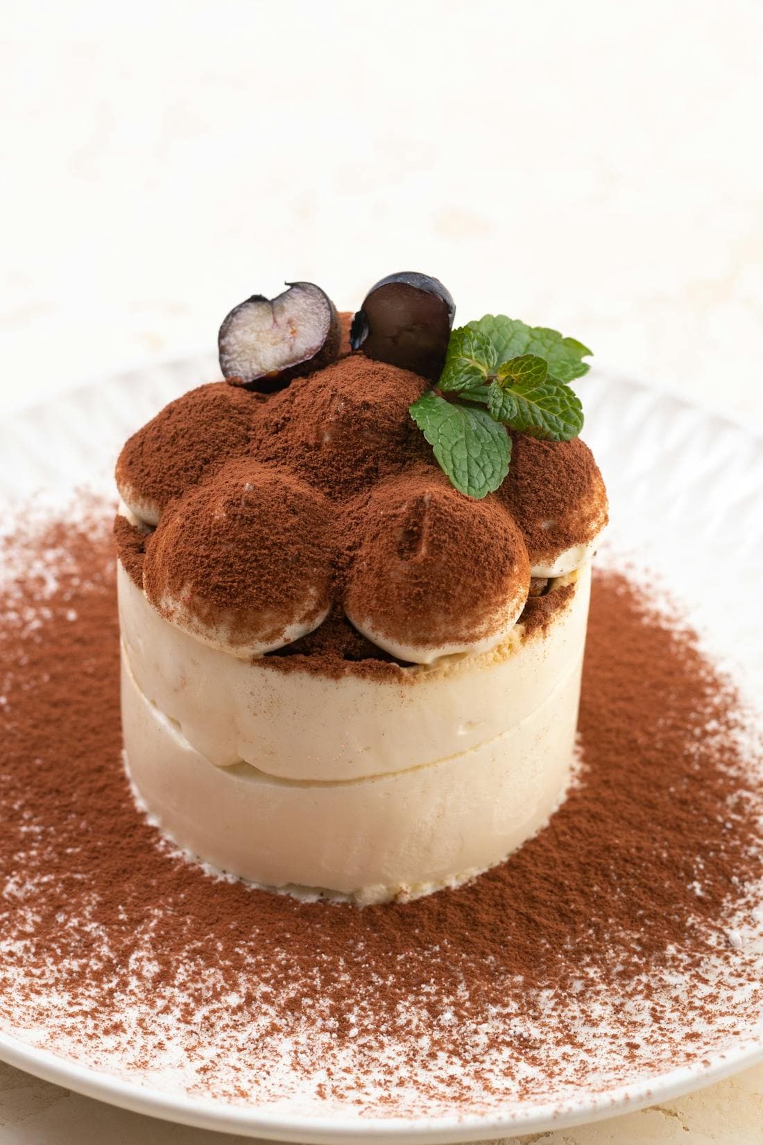 Klasyczne tiramisù posypane kakao