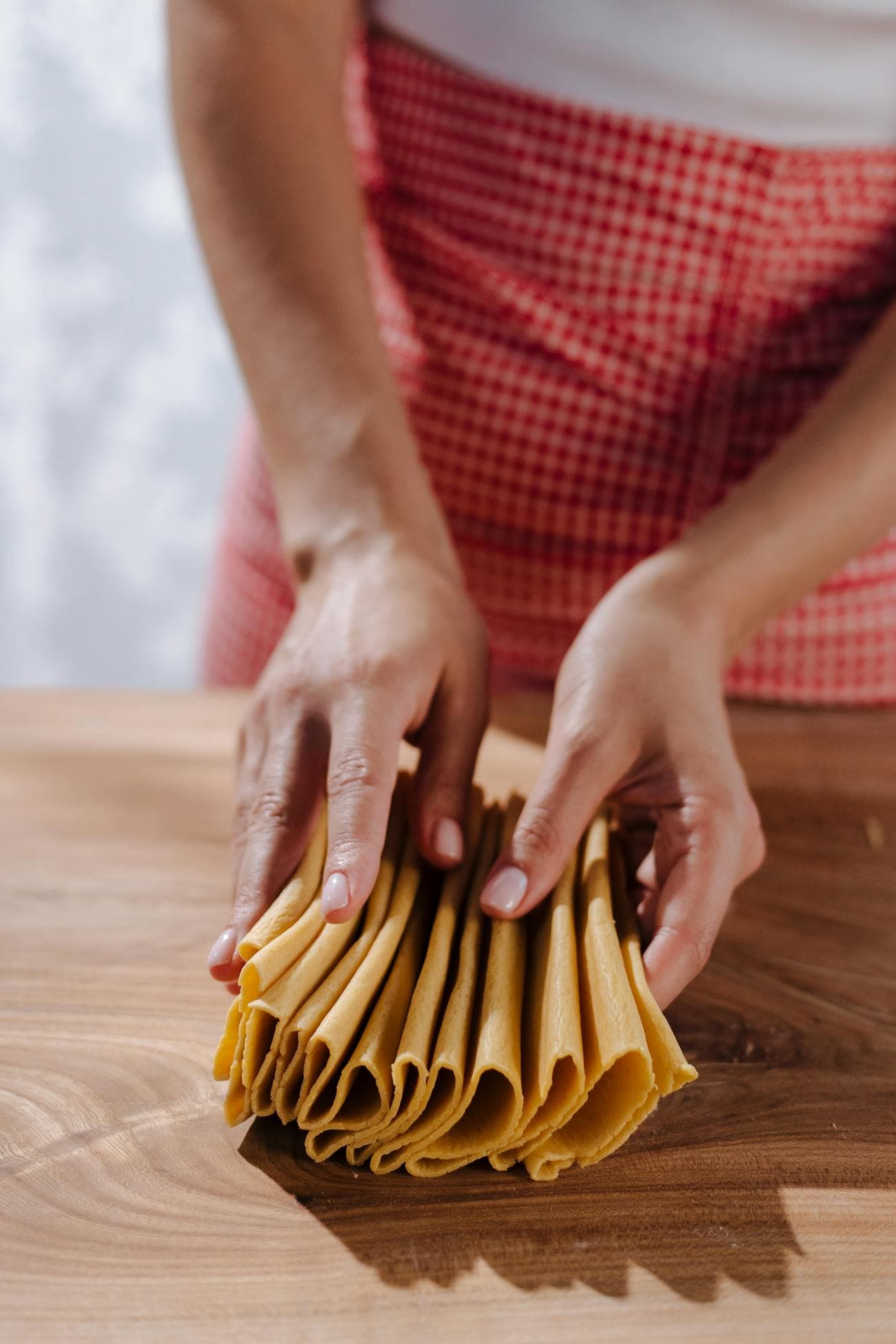 Szef kuchni Bella Cucina przygotowuje świeży makaron