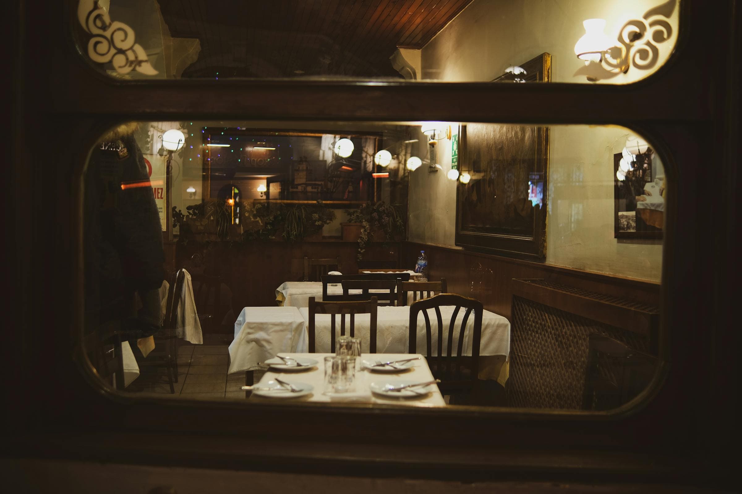 Wnętrze trattorii Bella Cucina o zmierzchu